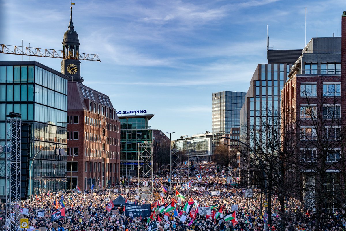 "Hamburg steht zusammen - für Vielfalt und Demokratie".
Mehr als 60.000 Menschen bei Demo gegen Rechtsextremismus.
#wirsindmehr #noafd