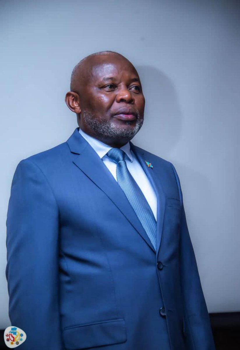 Communiqué 
Communiqué très important.
Vous voyez cet Homme ??? Regardez le très bien, <a href="/VitalKamerhe1/">Vital Kamerhe</a>. Je vous vois encore venir sur le terrain des insultes, diffamation, colportage, contre-vérités, vilipendés, dénigrement… et que sais-je encore sur sa personne !!!
1. Il a bien