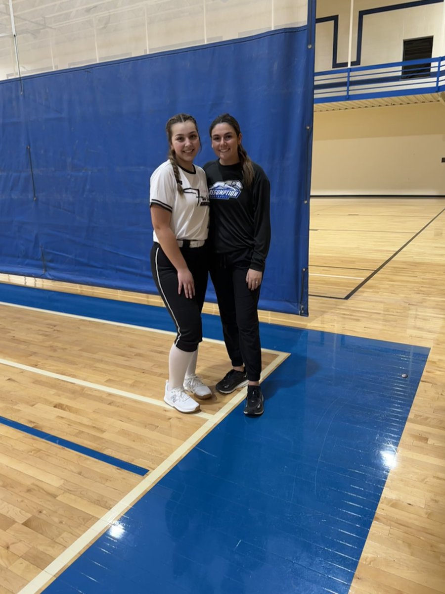 I had such a great time at Assumption’s softball camp today!! Big thank you to @StaceyMayer_ and @AssumptionU_SB for hosting this camp, I learned so many valuable things and plan to bring them to the field! 💪🏻💙🤍