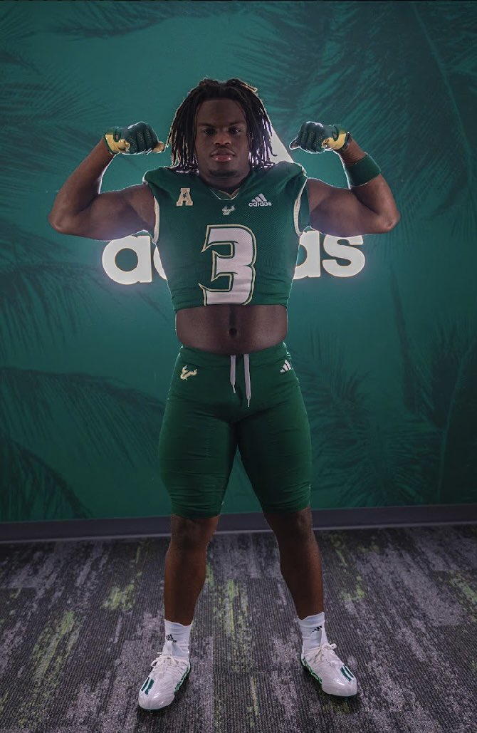 USF fans how I’m looking?🤔💚 #ComeToTheBay #StayInTheBay #USF
