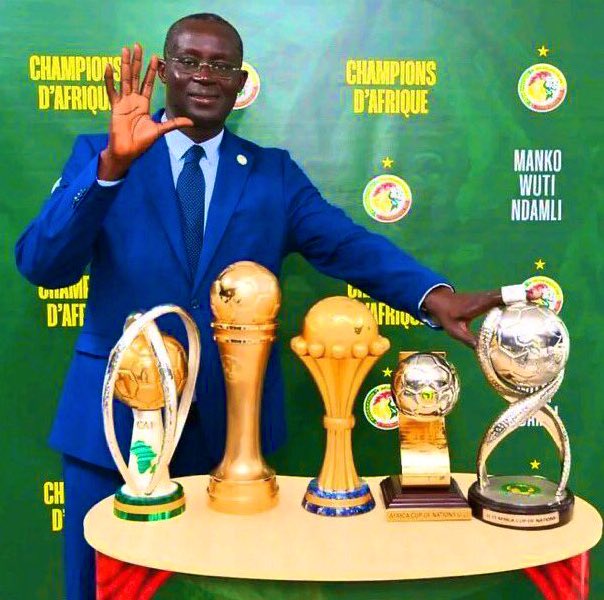 𝙋𝙀́𝙍𝙄𝙊𝘿𝙀 𝘿𝙀 𝙂𝙍𝘼̂𝘾𝙀 𝘿𝙐 𝙎𝙀́𝙉𝙀́𝙂𝘼𝙇: 𝙇𝙀𝙎 𝙍𝘼𝙄𝙎𝙊𝙉𝙎 𝘿𝙀 𝙇𝘼 « 𝘾𝙊𝙇𝙀̀𝙍𝙀 »?

Demain, le Sénégal joue un 8e crucial contre le pays hôte. Très critiqués pour se montrer fiers de leurs succès récents, les sénégalais se savent très attendus. #Thread⤵️