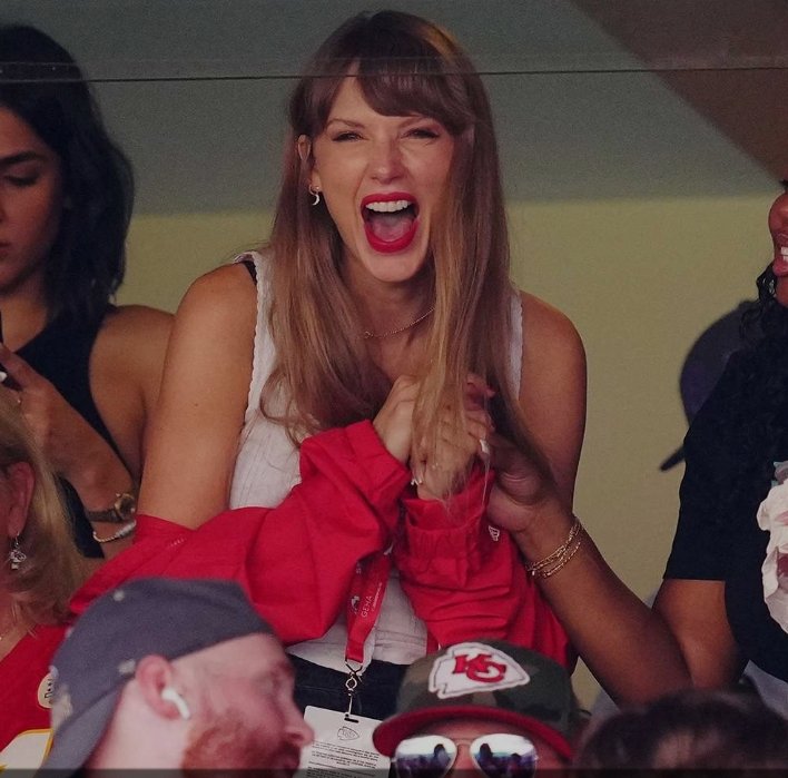 Tazerface16's tweet photo. Looks like Taylor Swift is headed to the Superbowl.

Suck it up, MAGA snowflakes. 🤣 https://t.co/NqRPeC9DFt