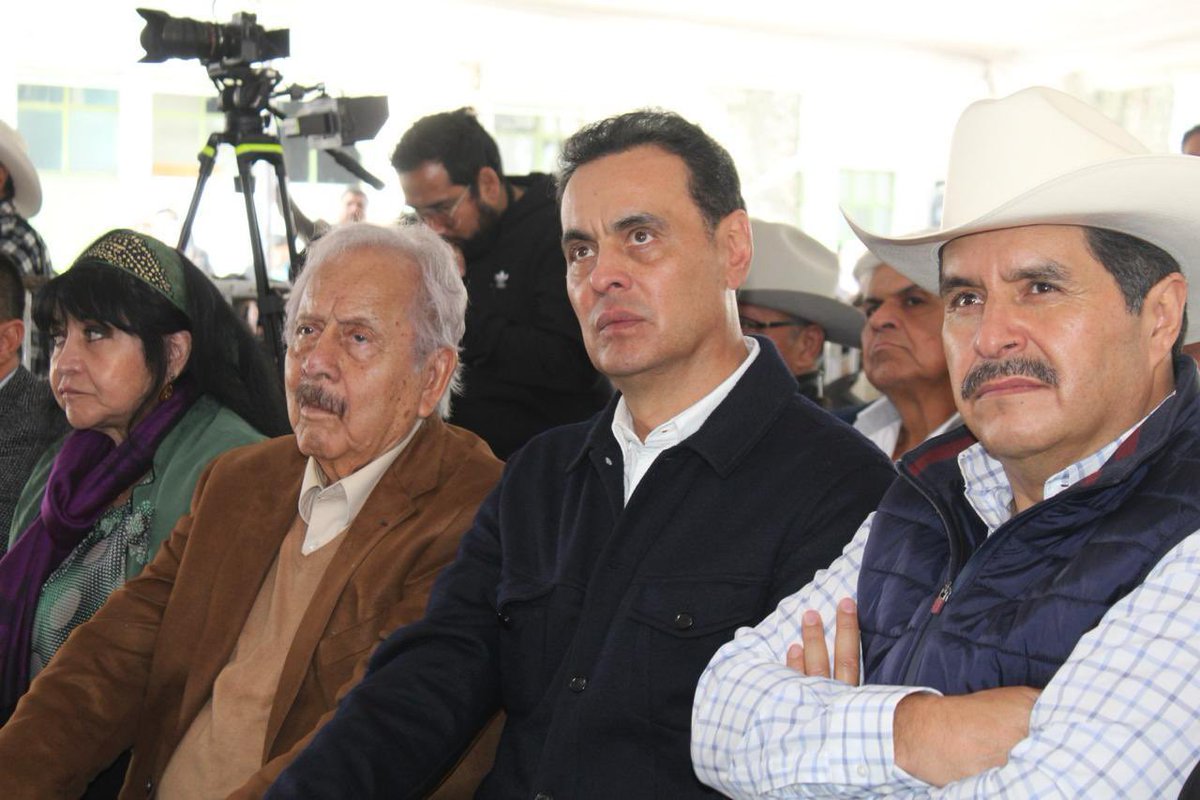 Ismael Hernández (@hernandezderas) on Twitter photo En compañía de <a href="/XochitlGalvez/">Xóchitl Gálvez Ruiz</a>, de los ex líderes de la CNC <a href="/agomezv2308/">Augusto Gómez Villanueva</a> y <a href="/BeatrizParedes/">Beatriz Paredes</a>, y de la dirigente <a href="/LetyBarreraM/">Leticia Barrera</a>, realizamos guardia de honor por el 51 aniversario luctuoso de Alfredo V. Bonfil.
El campo y los productores nos necesitan unidos por el bien de México. En compañía de <a href="/XochitlGalvez/">Xóchitl Gálvez Ruiz</a>, de los ex líderes de la CNC <a href="/agomezv2308/">Augusto Gómez Villanueva</a> y <a href="/BeatrizParedes/">Beatriz Paredes</a>, y de la dirigente <a href="/LetyBarreraM/">Leticia Barrera</a>, realizamos guardia de honor por el 51 aniversario luctuoso de Alfredo V. Bonfil.
El campo y los productores nos necesitan unidos por el bien de México.