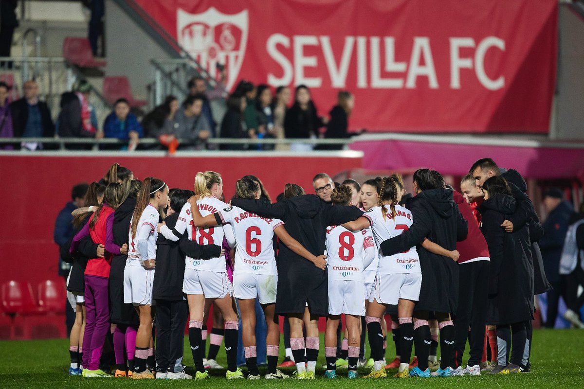 📸 𝐋𝐀 𝐅𝐎𝐓𝐎. 🍍🤍❤️ En unas horas os mostramos más, pero no hay mejor imagen ahora que esta. ¡Buenas noches! 🤗🔝 #SevillaFCEibar #LigaF #WeareSevilla #NuncaTeRindas