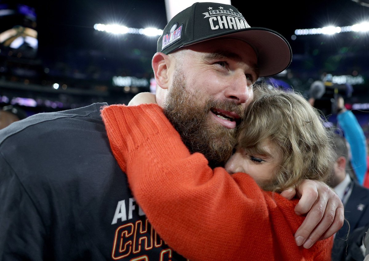 PopBase's tweet photo. Taylor Swift and Travis Kelce following the Chiefs win today. https://t.co/OOmhWpSM4t