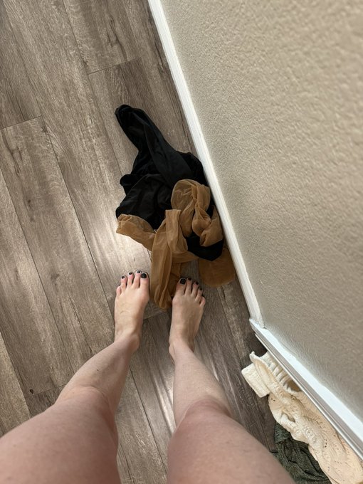 Pantyhose & Fishnets from the conventions going up on https://t.co/7ib0zwhj10 https://t.co/YkfYrwPQU
