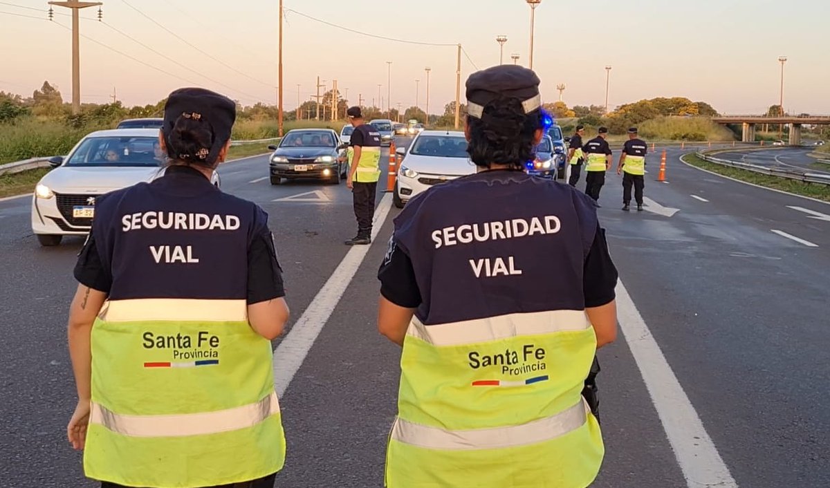 RedSegVial's tweet photo. Operativo Retorno #SantaFe
Agentes de PSV monitorean la circulación vehicular en #RN168 en el ingreso a la ciudad para garantizar un regreso seguro. https://t.co/TT1Yc3ECja