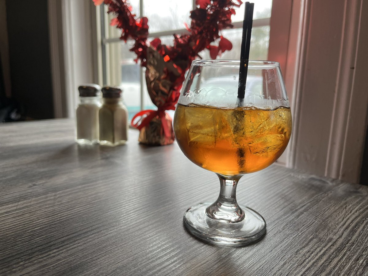 MarcHurBoston's tweet photo. Sunday afternoon bourbon. #Hanson #OldeHitchingPost https://t.co/FqTd4Mt0O1