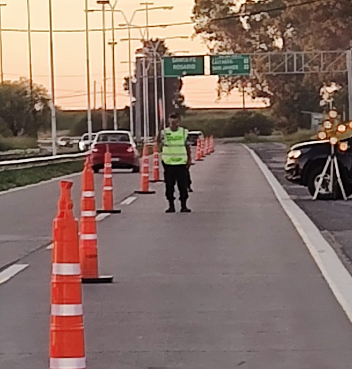 RedSegVial's tweet photo. Operativo Retorno #SantaFe
Agentes de PSV monitorean la circulación vehicular en #RN168 en el ingreso a la ciudad para garantizar un regreso seguro. https://t.co/TT1Yc3ECja