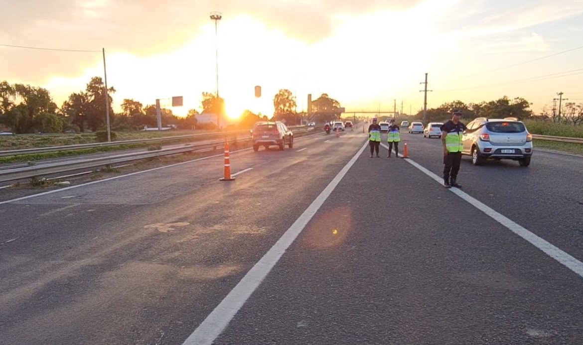 RedSegVial's tweet photo. Operativo Retorno #SantaFe
Agentes de PSV monitorean la circulación vehicular en #RN168 en el ingreso a la ciudad para garantizar un regreso seguro. https://t.co/TT1Yc3ECja