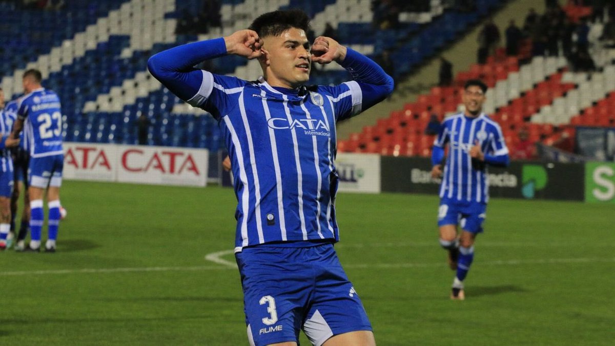 Hay que hablar de lo de este señor.

Actitud, garra, corazón, gana todas, sale limpio, tiene buen pie y sobre todo, no va para atrás en ninguna. Quiere la camiseta como si se hubiera criado en la Bodega. 

Lo de Galdames es para poner en un cuadrito. Garra, huevo y corazón.