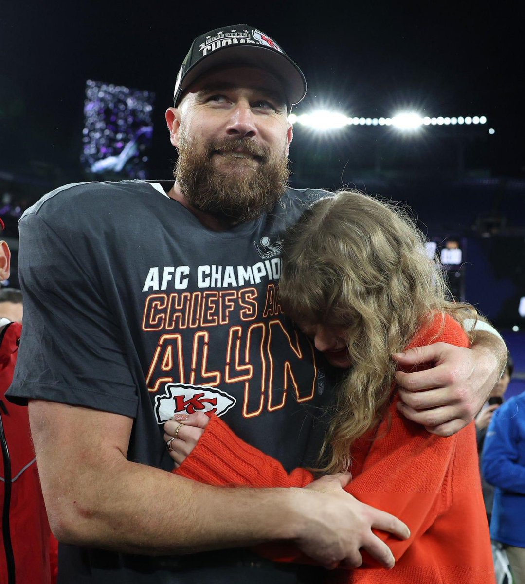 🚨| Taylor Swift and Travis Kelce celebrating the Chiefs win today!