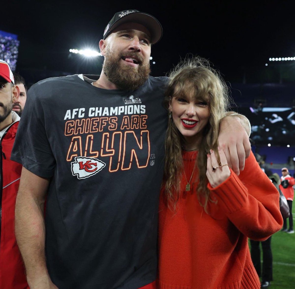 SwiftNYC's tweet photo. 🥹🏆✨🥳❤️🏈 #ChiefsKingdom https://t.co/yjl9lxFg1b