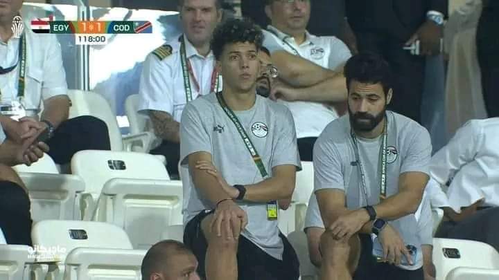 wagihessam96's tweet photo. الطيار اللي هيرجعنا مصر كان قاعد في المدرجات ورا امام عاشور 🤭🙆 
#الزنا_الكروي 
#منتخب_مصر https://t.co/HJliX5t7tj