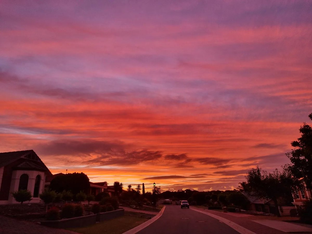 MichelleDa18196's tweet photo. Beautiful sunset tonight 😍❤️🧡 #goodevening #sunset #sunsettime #sunset_pics #sunsetphoto #sunsetphotography #happyfriday #fridaynight #sky #skyphoto #skyphotography #skylovers #clouds #cloudphoto #cloudphotography #nature #summer #summernights #santiago #Chile https://t.co/Y4OT7QiFx5