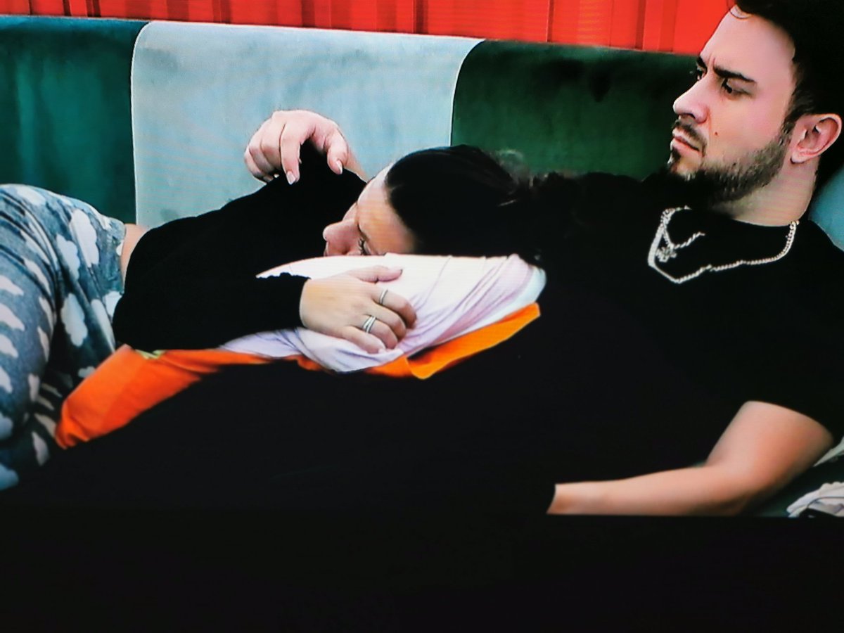 Serão sempre os meus protegidos que bênção poder assistir a amor e perceber que ser feliz, é possível basta sentir e viver sendo eles mesmos e esquecer o mundo! Zazu, aguenta firme e ganha isso pelos dois cá estamos para ti #zarcia