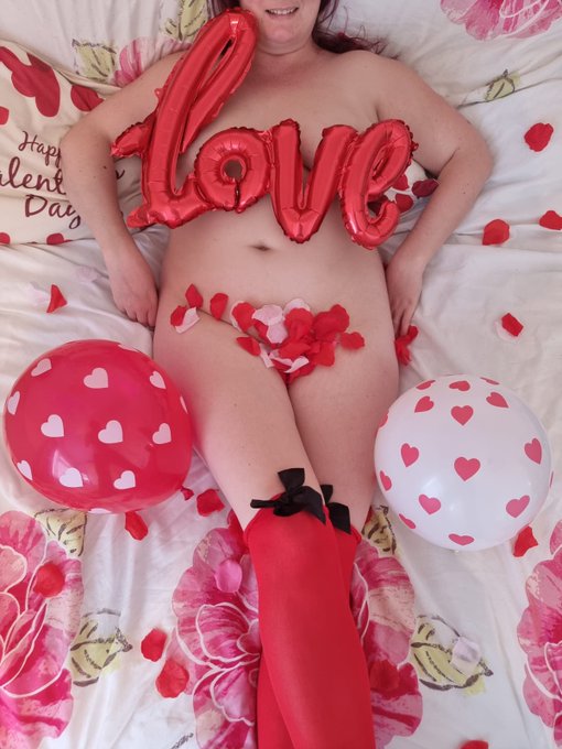 ❤️&hearts;️❤️&hearts;️   Yes valentines day content is pending 😍😍 https://t.co/sbxzHbWyDJ