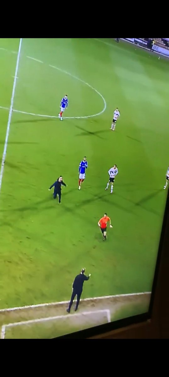 AscensoInglesok's tweet photo. El fin de semana en el ascenso inglés

- Un hincha se tira de la tribuna por festejar la hazaña épica de su equipo de la 6ª división

- Un tipo hincha de Port Vale invade el campo de juego y corre al árbitro por cobrar un penal en el último minuto

- Palazos de la policía con los hinchas en el derby Black Country entre West Brom y Wolves con heridos