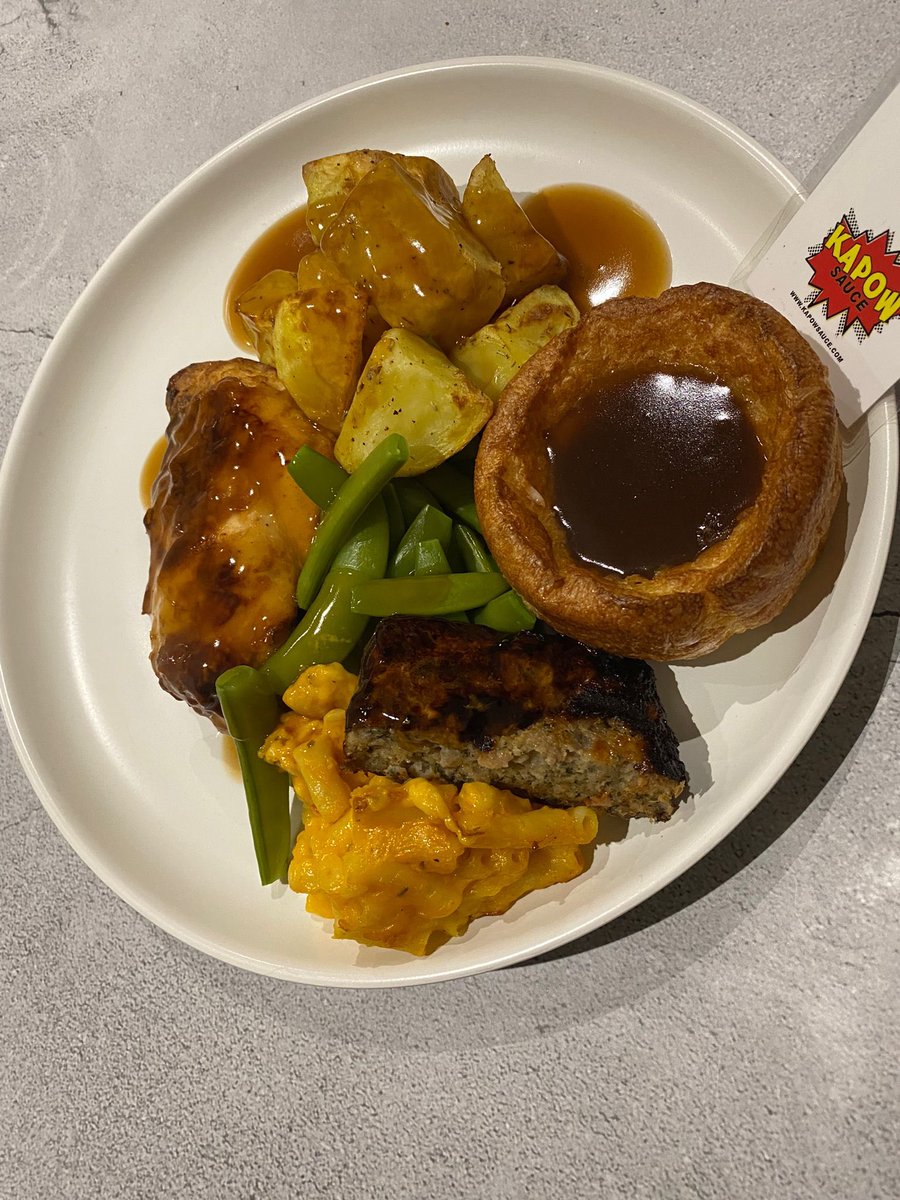 Kapowsauce's tweet photo. The kitchen is now closed…A @ninjakitchenuk Sunday dinner compliments to whatever’s left in the second freezer.

Chicken Breast,Roast Potatoes,Essex Pudding,leftover stuffing/Mac &amp; Sugarsnaps

And don’t forget the gravy…a lot happening but tasted so good 😊 

#kapowsauce https://t.co/RDEJNUSJnK