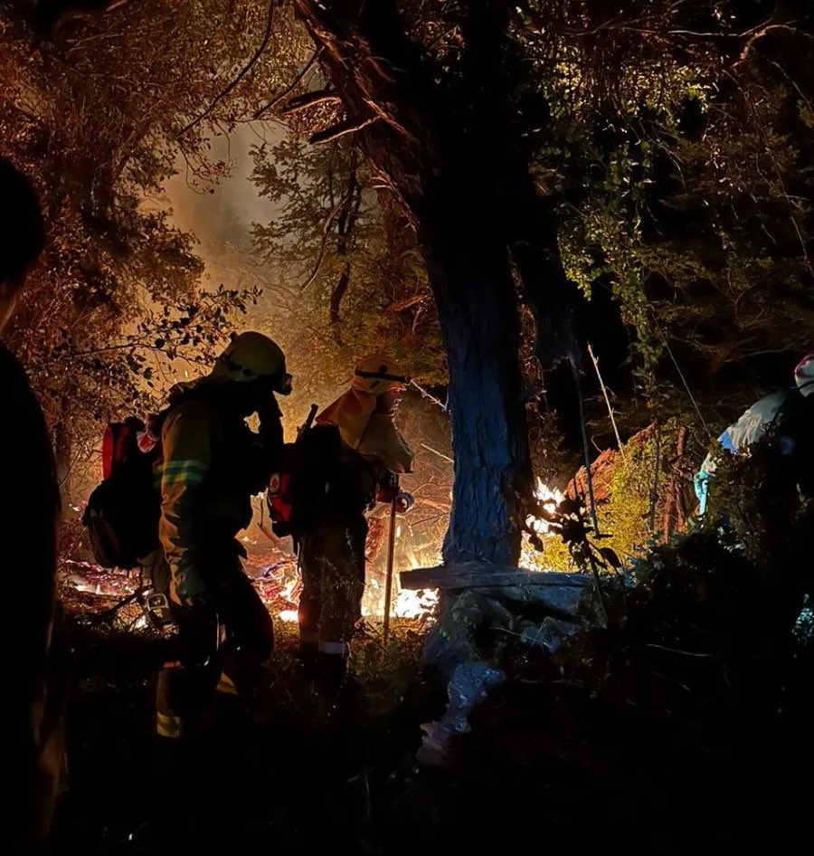 puellaok's tweet photo. El Parque Nacional Los Alerces sufre un incendio monstruoso y con riesgo de desaparecer.
El gobierno de la provincia le pidió ayuda a Milei y le contestaron que no hay un plan integral de ayuda. Pero vale destacar que no existe mas el Ministerio de Ambiente y que en el Ministerio de Seguridad no nombraron ningún funcionario a cargo del área en la Subsecretaría de Gestión del Riesgo y Protección Civil.
🚫Viva la libertad Carajo🚫