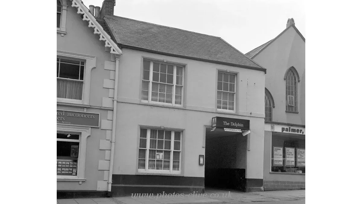 PhotosClive's tweet photo. Grade2 listed, built 1840 with C19th rear extension. Variously The Dolphin (this photo 1973), The Dolphin Inn (photo 2004 also on my site) and The Dolphin Hotel (in 2020). In this photo a Bass house. This photo at https://t.co/znfJkJUD26

#Dolphin #Chard #seventies #publichouse https://t.co/7KLIesEMha