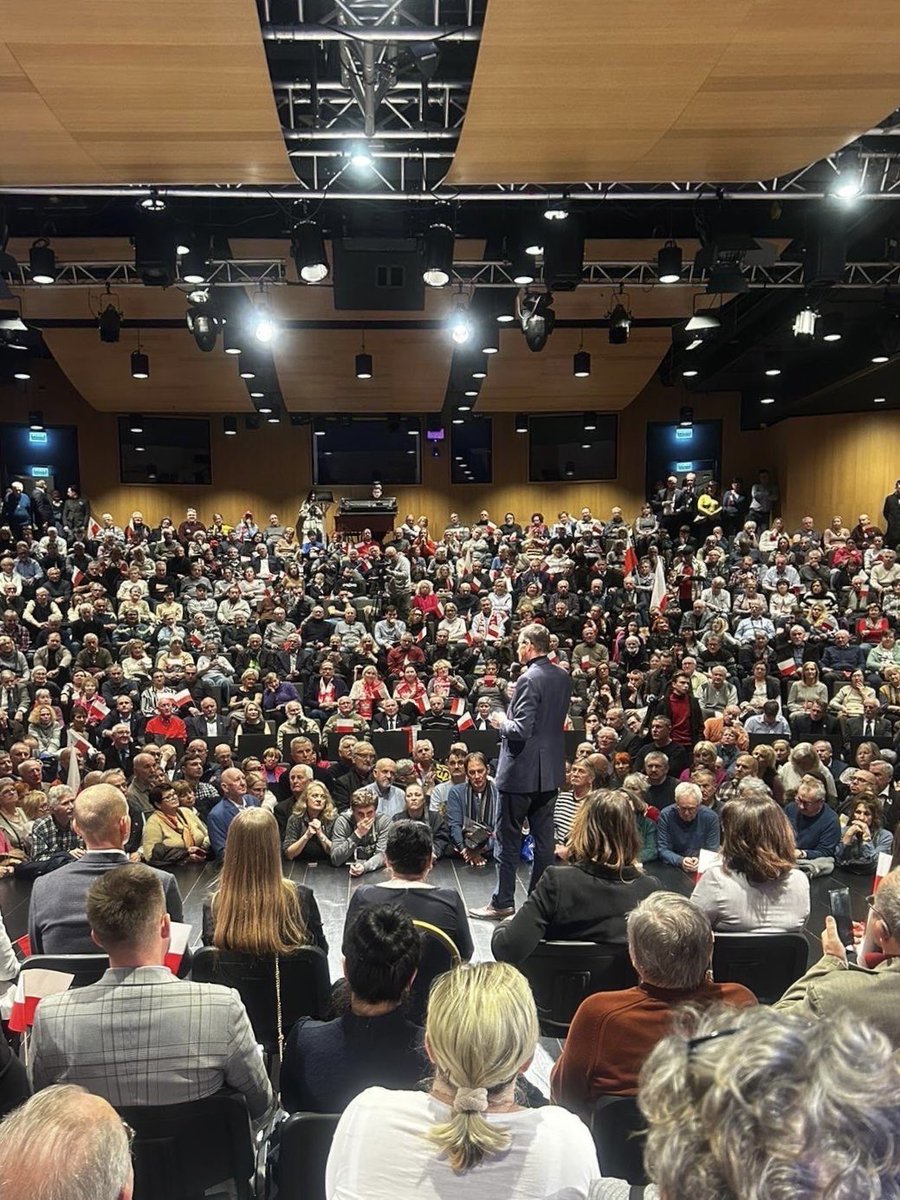 MorawieckiM's tweet photo. Dziś od morza czuć było wiatr zmian. 
Szybszych niż myślicie.
#BądźmyRazem https://t.co/yrki95G5Fr