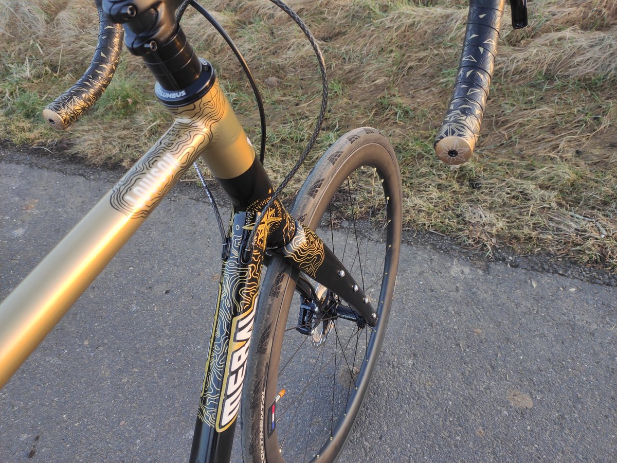 Après quelques heures de décos perso et de montage il est prêt à rouler! 
Merci à la Bicyclette Archettoises <a href="/mecabike57/">Florent bike</a> (partenaire Meral) pour le kit cadre. Vous pouvez y aller les yeux fermé.

#newbikeday
