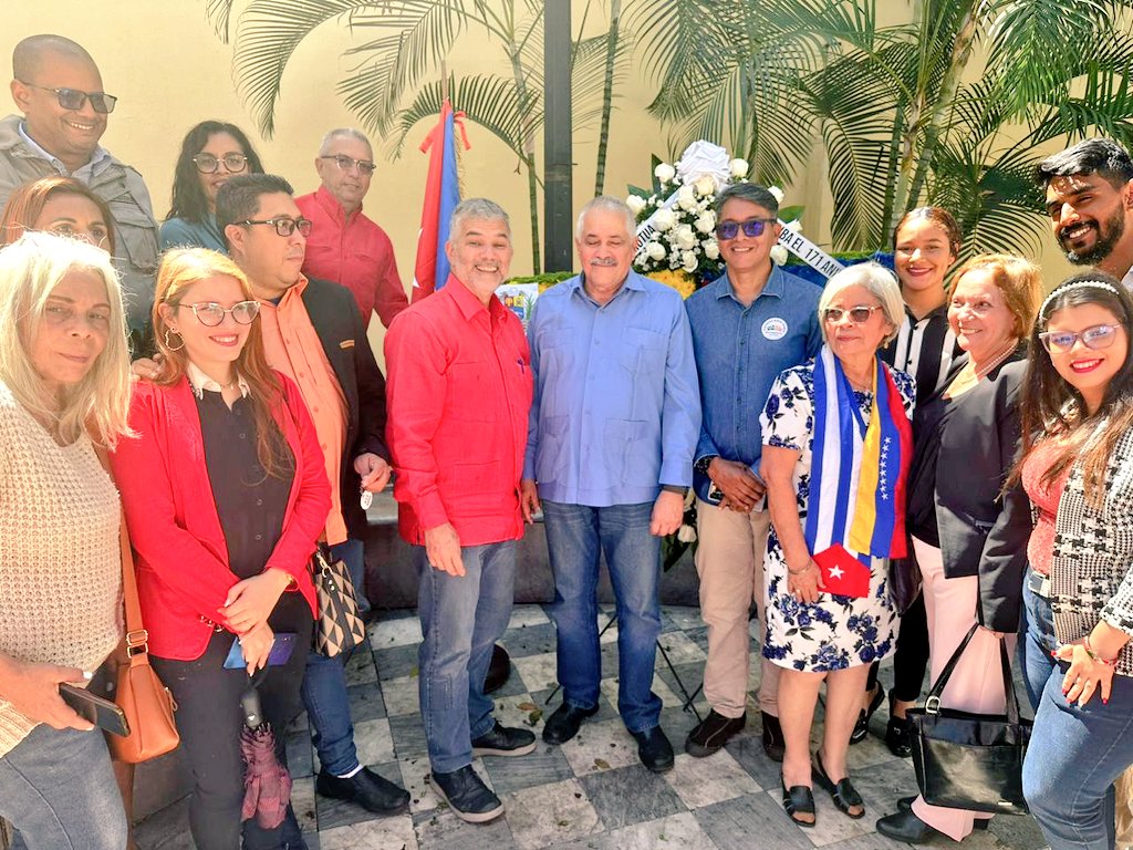 El Dr. <a href="/Dagober76504073/">Dagoberto Rodriguez</a> Excelentísimo Embajador de Cuba en Venezuela, agradeció todo el amor que el pueblo de Bolívar siente por el Apóstol #MartíVive, ha sido extraordinaria la Jornada Martiana que profundiza más aún la hermandad forjada por Fidel y Chávez. <a href="/DiazCanelB/">Miguel Díaz-Canel Bermúdez</a> <a href="/ISB_VE/">Instituto Simón Bolívar</a>