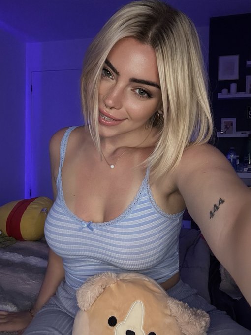 can I get a "HI"?😊😉 https://t.co/goD4PpKTgm