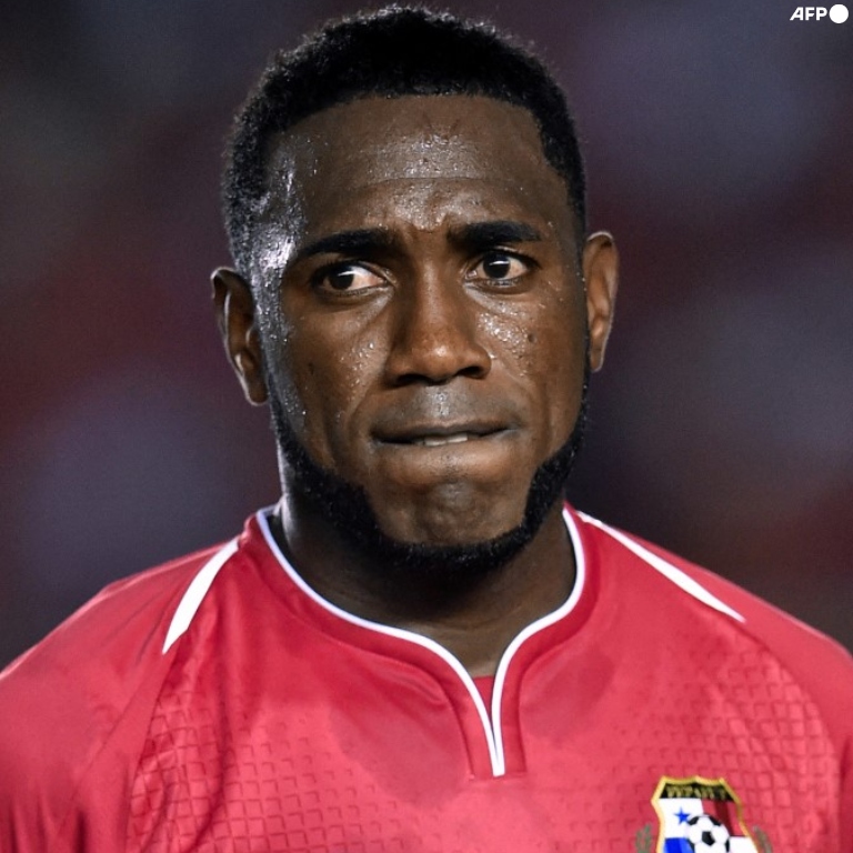 InvictosSomos's tweet photo. EL FÚTBOL ESTÁ DE LUTO. Lamentablemente, el panameño Luis Tejada falleció. El máximo goleador histórico de la Selección de Panamá. El que estuvo presente en el primer Mundial del combinado canalero. El de las grandes actuaciones en Copa Oro. El de los golazos en eliminatorias. El que pasó por México. Y el que dejó una huella imborrable en el campeonato panameño y en el torneo peruano. Día triste para el fútbol centroamericano. Nuestras condolencias a sus familiares y seres queridos.

QEPD. Luis Carlos Tejada (1982-2024).
