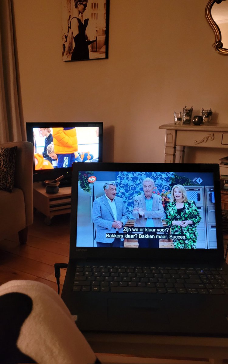 Warme chocomel, #schaatsen op het ene scherm en #heelhollandbakt op het andere scherm. Prima afsluiting van een fijn #weekend #HHB 
En nu krijg ik zin in cake 😉
#sundayvibes
