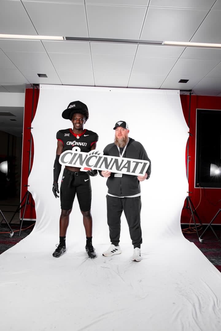 Had a GREAT time in Cincinnati! Loved the whole coaching staff and can’t wait to see the new facilities, can tell @UC_Recruiting is building something special! Appreciate hospitality @GoBearcatsFB. @coach_stepp @CoachCFitch17 @ashhecimovich @ZachGrantUC @RHS_FB @treyatcitizen