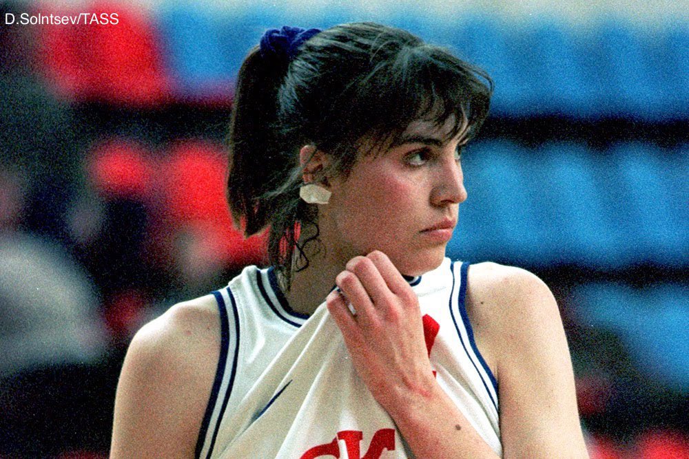 Russia's tweet photo. 🏀 Today is Russian basketball legend Elena #Baranova's birthday!
She was widely recognised for her versatile playing style & exceptional abilities on both offence & defence.
🏆 1991 European champion
🥇 1992 @Olympics gold medalist
Many happy returns of the day! 💐 https://t.co/fIstPYlQ9r