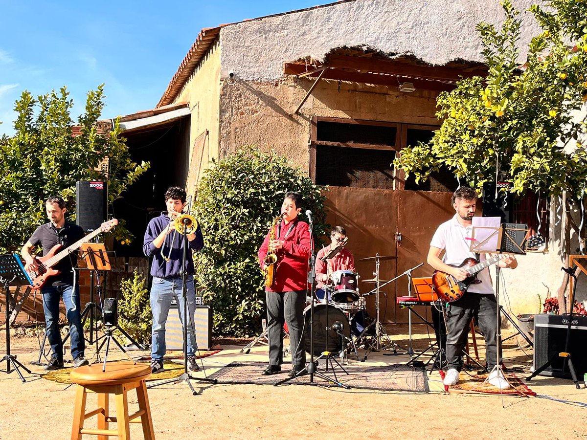 Dvinolas's tweet photo. Dissabte a @canmartinetmusic amb #Blueholedragons vam xalar fort, gracies a tots els que vau venir i els que ho vau fer possible. Atens El nostre perfil, properament novetats #daremoselgolpe #jamaicanmusic #ska #jazz #rocksteady https://t.co/VmsXjtU27N