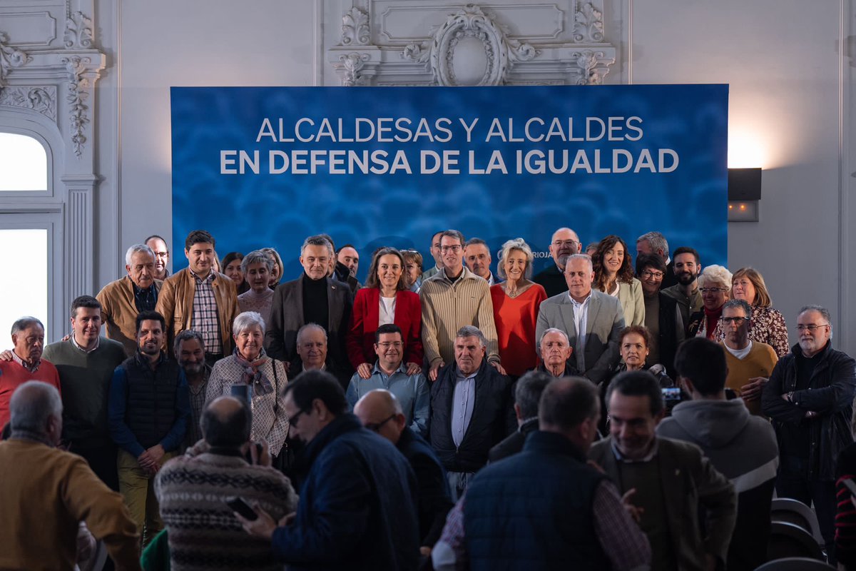 Acto en Logroño de los alcaldes riojanos del PP en apoyo a la igualdad de todos los españoles eltitulardelarioja.es/2024/01/acto-e… <a href="/LaRiojaPP/">PP La Rioja</a> <a href="/ppopular/">Partido Popular</a> <a href="/cucagamarra/">Cuca Gamarra</a> <a href="/conrado_escobar/">Conrado Escobar</a> <a href="/Goncapellan/">Gonzalo Capellán</a>