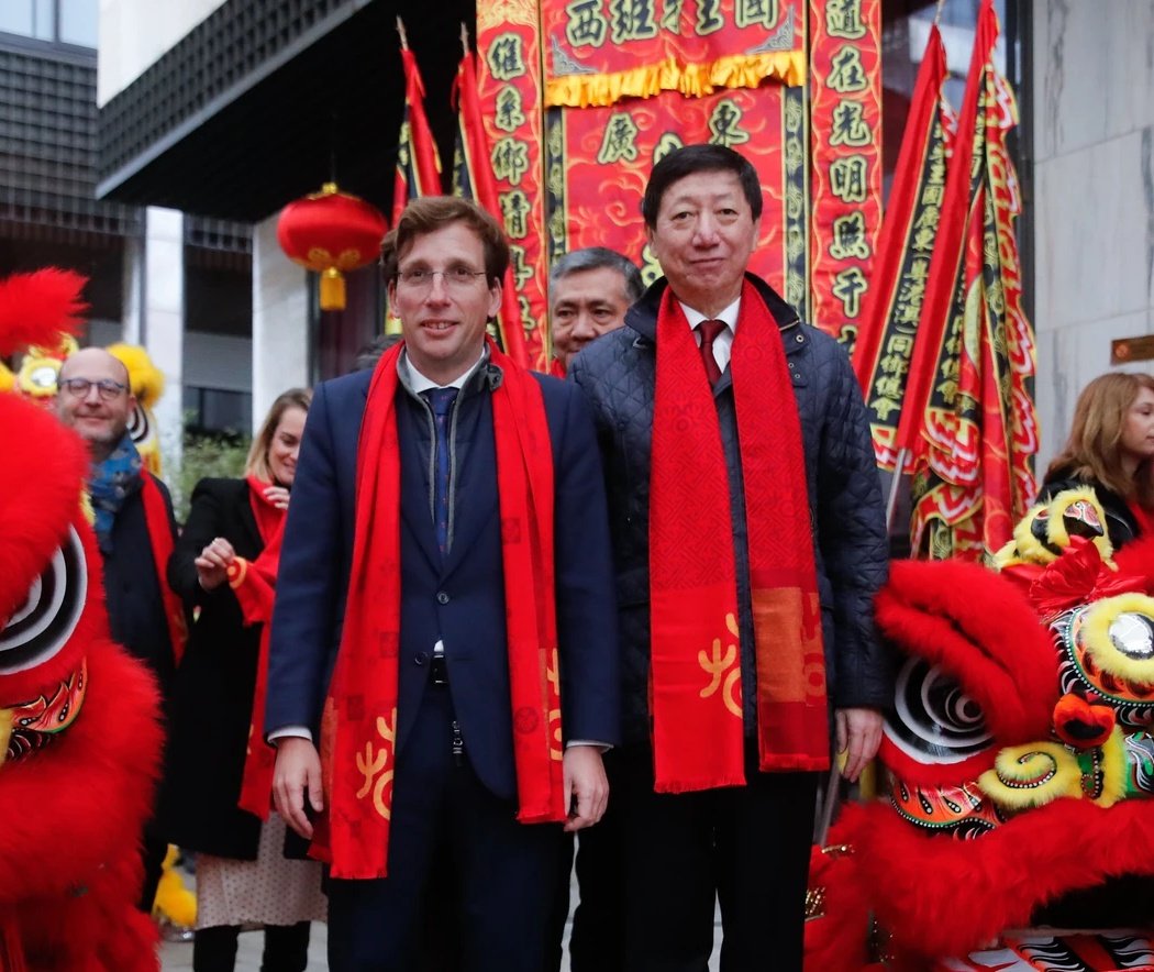 Mr_daltonico's tweet photo. Foto publicada en España / Foto publicada en China https://t.co/TD3XdrwS7E