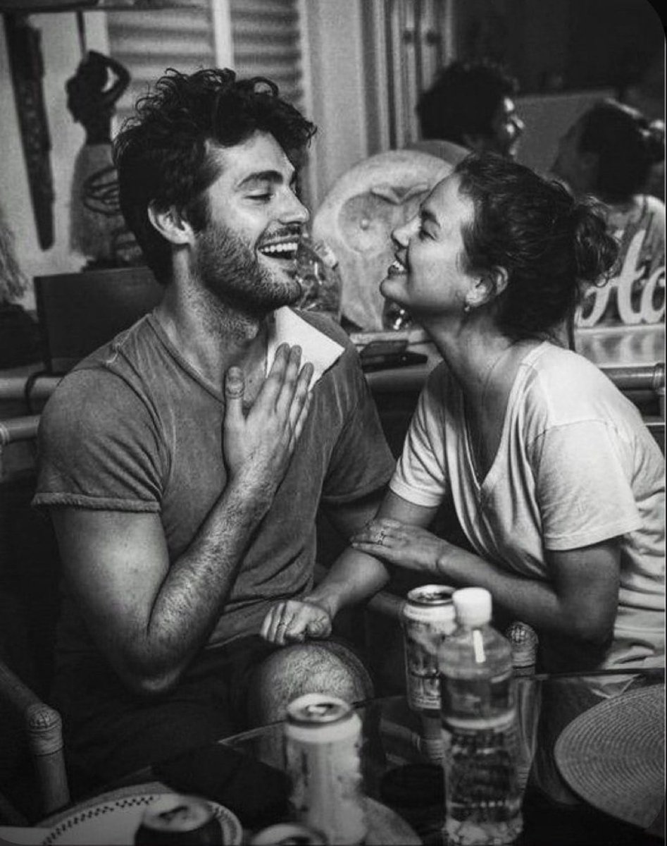 الشخص الذي يجعلُك من أساسيات يومه ، يستحقُ أن تبني لهُ في قلبك وطناً يليقُ بِه❤️