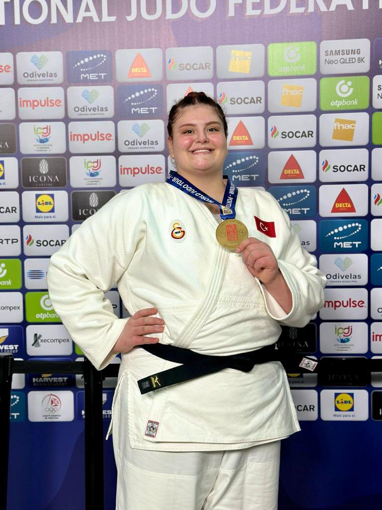 🇹🇷 Hilal Öztürk’ten altın madalya! 🥇 Lizbon’da düzenlenen ve Paris 2024 Olimpiyat Oyunları’na puan veren Portekiz Judo Grand Prix’de kadınlar +78 kiloda ülkemizi temsil eden judocumuz Hilal Öztürk, finalde Japon rakibi Miki Mukunoki’yi yenerek altın madalyanın sahibi oldu.