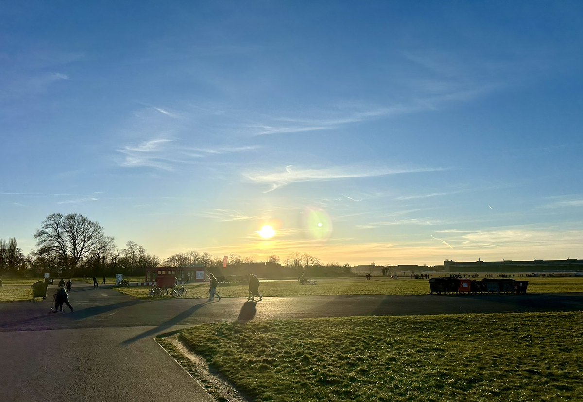 Das neue Jahr ist schön fast einen Monat im Flow und heute zeigt sich auf dem #tempelhoferfeld wirklich wieder einmal mehr, warum es nur ein  #THF100 geben kann. Die Bürger: Innen, wir Menschen, lieben diesen Raum des Freien, der Sonne zugewandt. Wunderbar.  Joy to you!