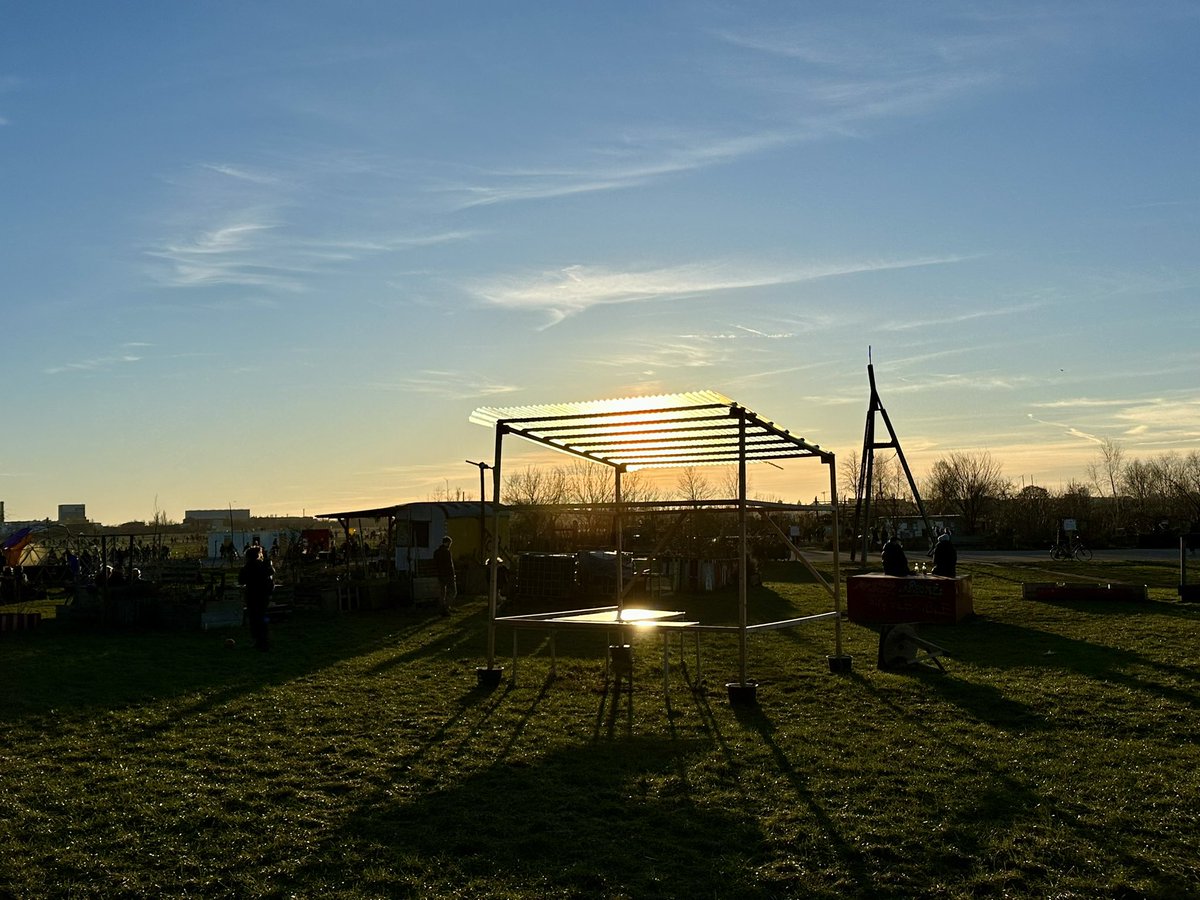 Muellerinho1's tweet photo. Das neue Jahr ist schön fast einen Monat im Flow und heute zeigt sich auf dem #tempelhoferfeld wirklich wieder einmal mehr, warum es nur ein  #THF100 geben kann. Die Bürger: Innen, wir Menschen, lieben diesen Raum des Freien, der Sonne zugewandt. Wunderbar.  Joy to you! https://t.co/BhI8KMLu6C
