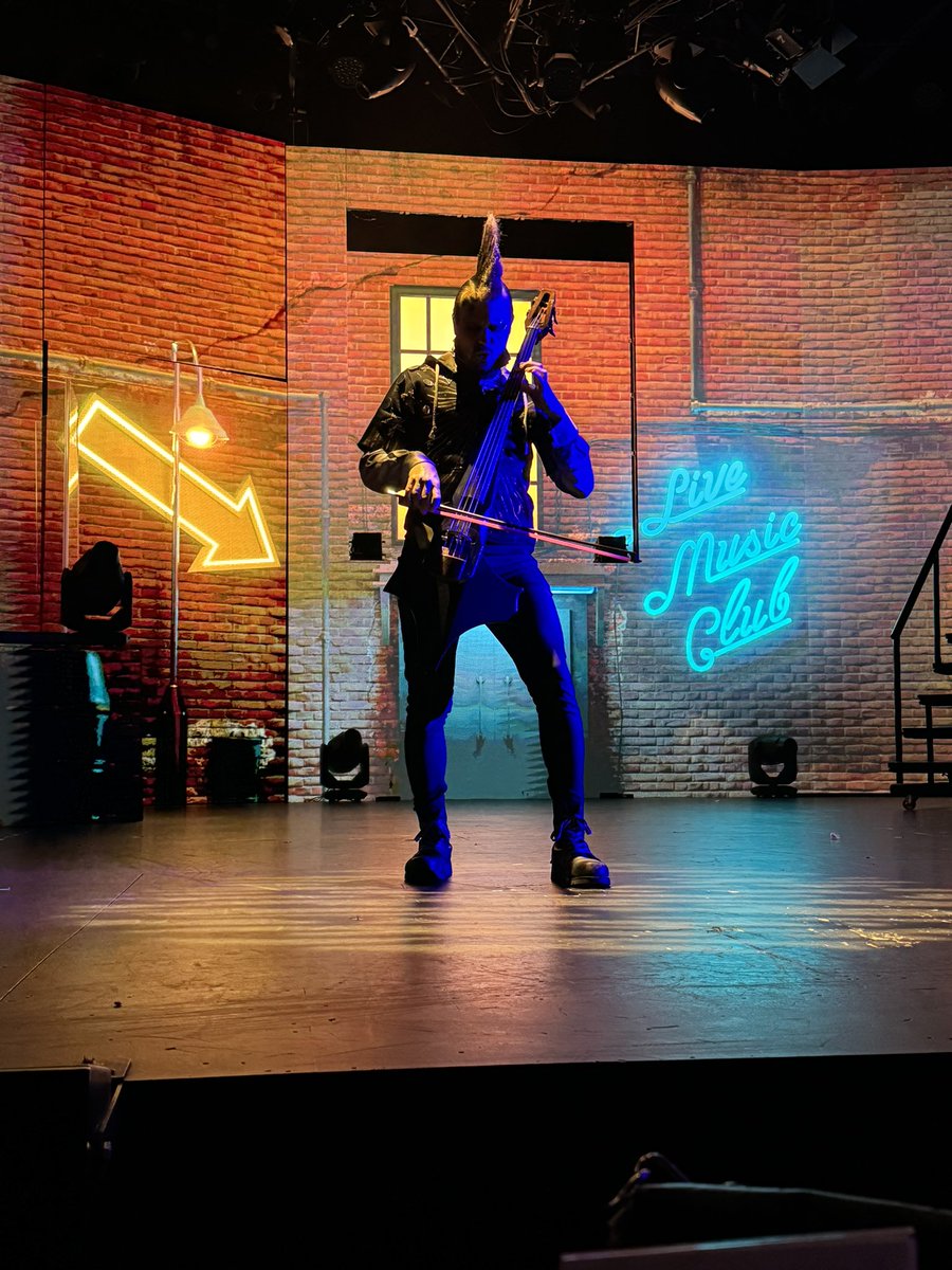 El <a href="/gagodecadi/">🏳️‍🌈Ángel Gago 🏳️‍🌈✊🏻🇵🇸✊🏻</a> ha dao un pase especial hoy en Madrid! Coincidiendo con un meeting del PP en la Plaza de España. Casualidad?