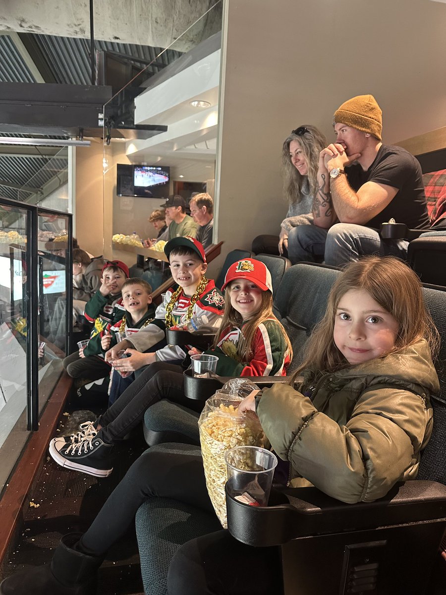 KellyWalshXo's tweet photo. #gomoosego #Wiserslounge https://t.co/bXiaDnTfHL