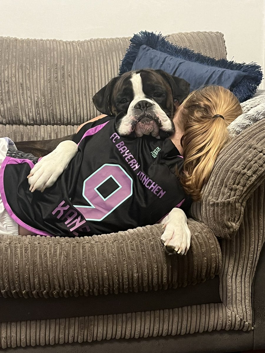 ncfc1978's tweet image. Lily having snuggles with her mate after a great game today ! 3 goals great free kick and a player of match performance!! #keepdoingwhatyoudoing
#lovingherfootball 🖤🤍