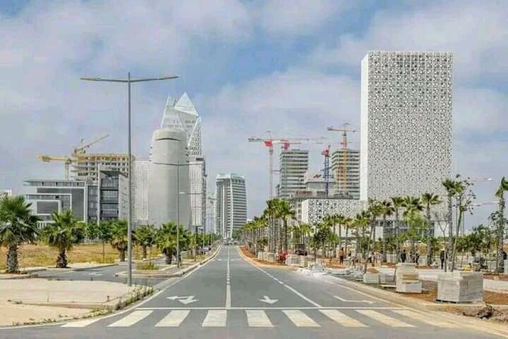 أوضح السيد الوزي أن كأس العالم 2030 ليس حدثا كرويا فقط ، بل هي فرصة لاستكمال مسار التنمية الذي بدأته المملكة المغربية منذ عقود وذلك في جميع المجالات تحت قيادة الملك محمد السادس نصره الله وأيده 🇲🇦🫡
