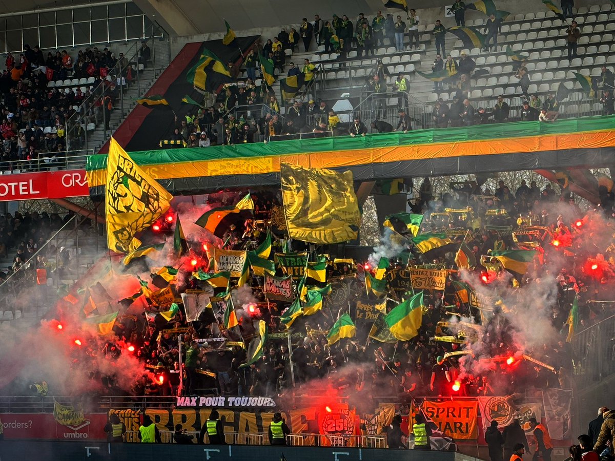 𝕊𝕋𝔸ℕ𝔻 𝕐𝕆𝕌ℝ 𝔾ℝ𝕆𝕌ℕ𝔻 👊 tweet media