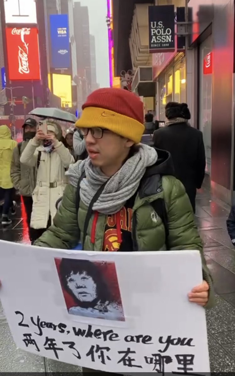 FreeforHKpeople's tweet image. 今天雨太大，没办法发传单，我们只能在这里举牌子和路人喊话（喊一会儿歇一会儿）。