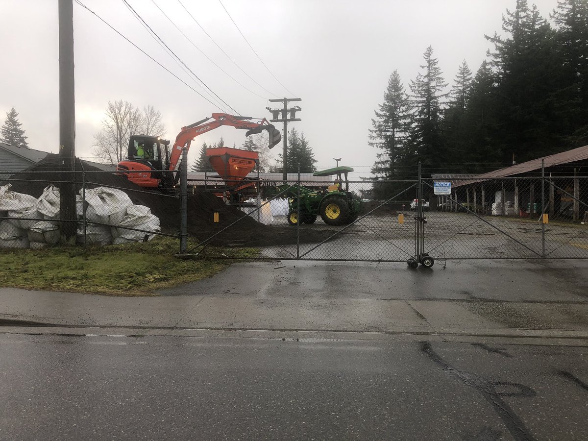 SumasPolice's tweet photo. Thank you to the city crew from Sumas and Nooksack for their hard work getting these “super sacks” of sand in place just in case. Proactive preparedness. #NotAllHerosWearCapes https://t.co/NXbZbkGdJQ