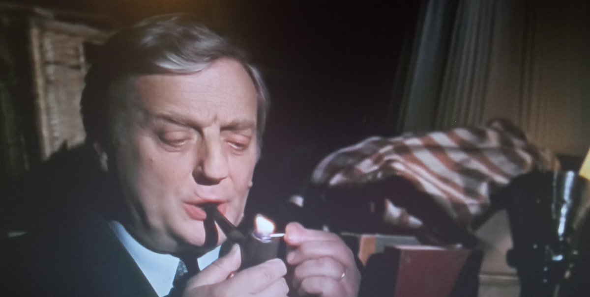 - Non mi interesso di politica, signor ministro.
- Può fumare se vuole, non mi dà fastidio.

Dopo Colombo, il meglio della TV gratis
#Maigret
#BrunoCremer