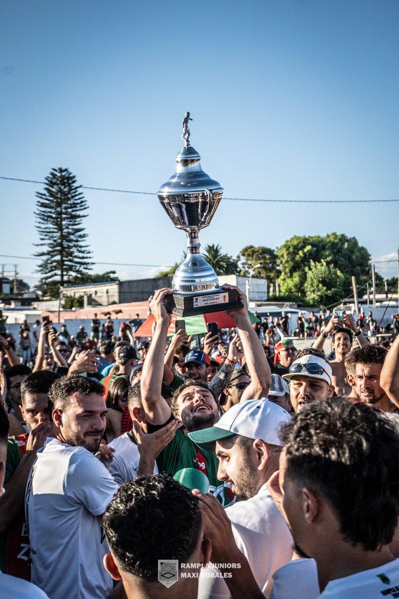 RamplaJuniorsFC's tweet photo. 🏆 UN RECUERDO ESPECIAL

Muy emocionado, Gonzalo Barreto levantó la copa diciendo "Para vos Willy", en recuerdo al entrañable Williams Martínez, quien fue compañero suyo en la temporada 2020. Además, lució su brazalete de capitán en los festejos.

#RamplaEsDeSuGente https://t.co/T4BKHOz3qG