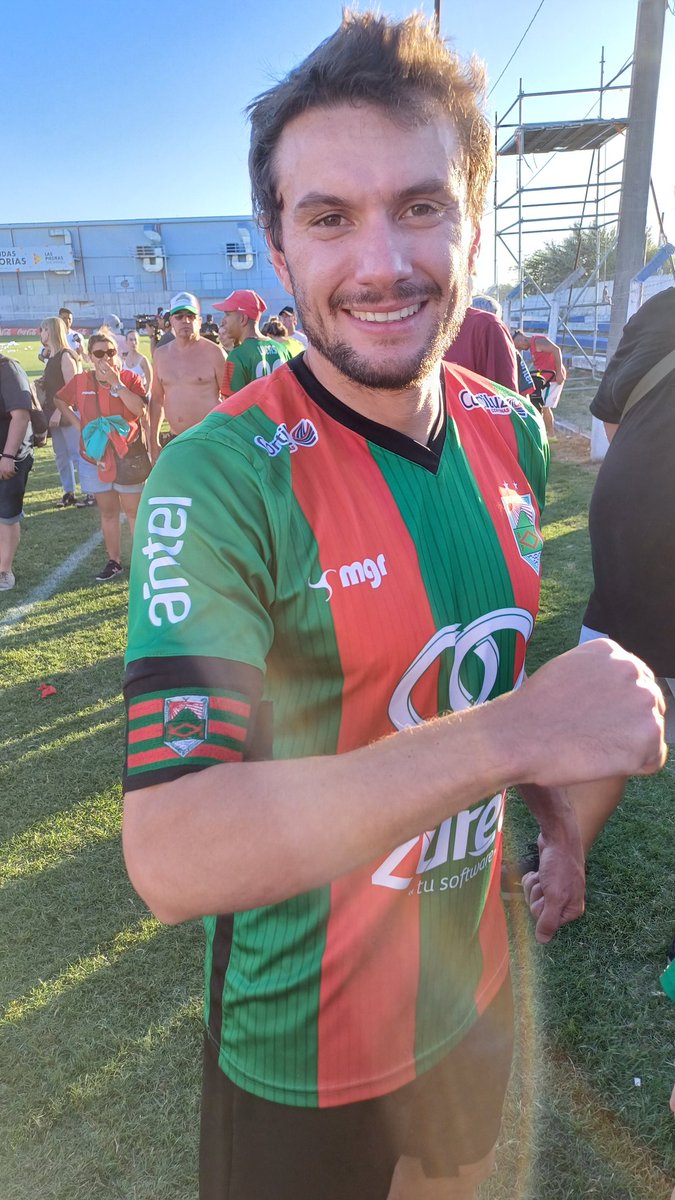 🏆 UN RECUERDO ESPECIAL

Muy emocionado, Gonzalo Barreto levantó la copa diciendo "Para vos Willy", en recuerdo al entrañable Williams Martínez, quien fue compañero suyo en la temporada 2020. Además, lució su brazalete de capitán en los festejos.

#RamplaEsDeSuGente